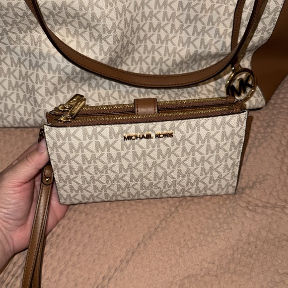 Michael Kors handbag and matching wallet - Picture 7 of 9